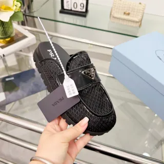 Prada Cloudbust काला टेक्स्चर्ड निट लोअफर