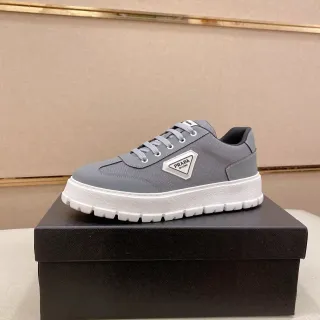 Prada Cloudbust ग्रे और सफेद चंकी स्नीकर