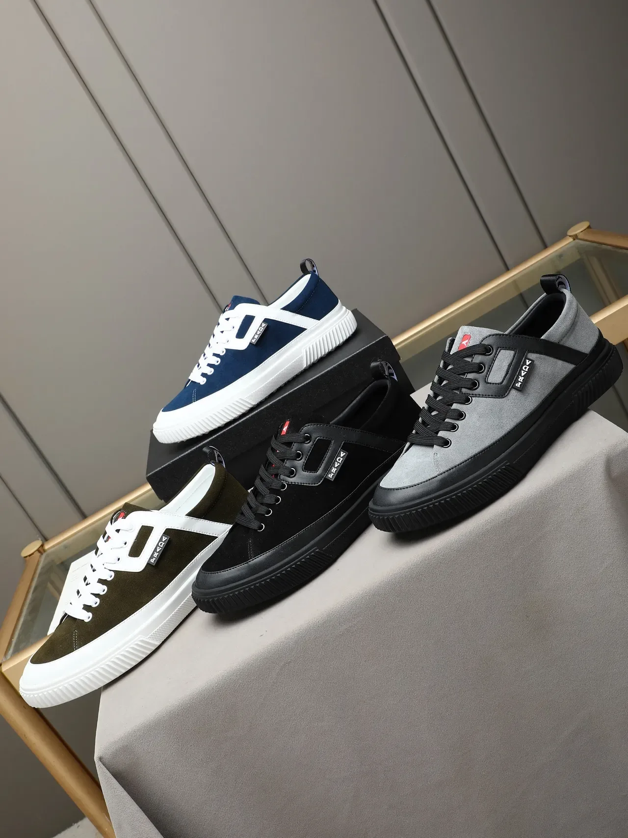 Prada Cloudbust ऑलिव ग्रीन सुड और सफेद लाइफस्टाइल स्नीकर 2