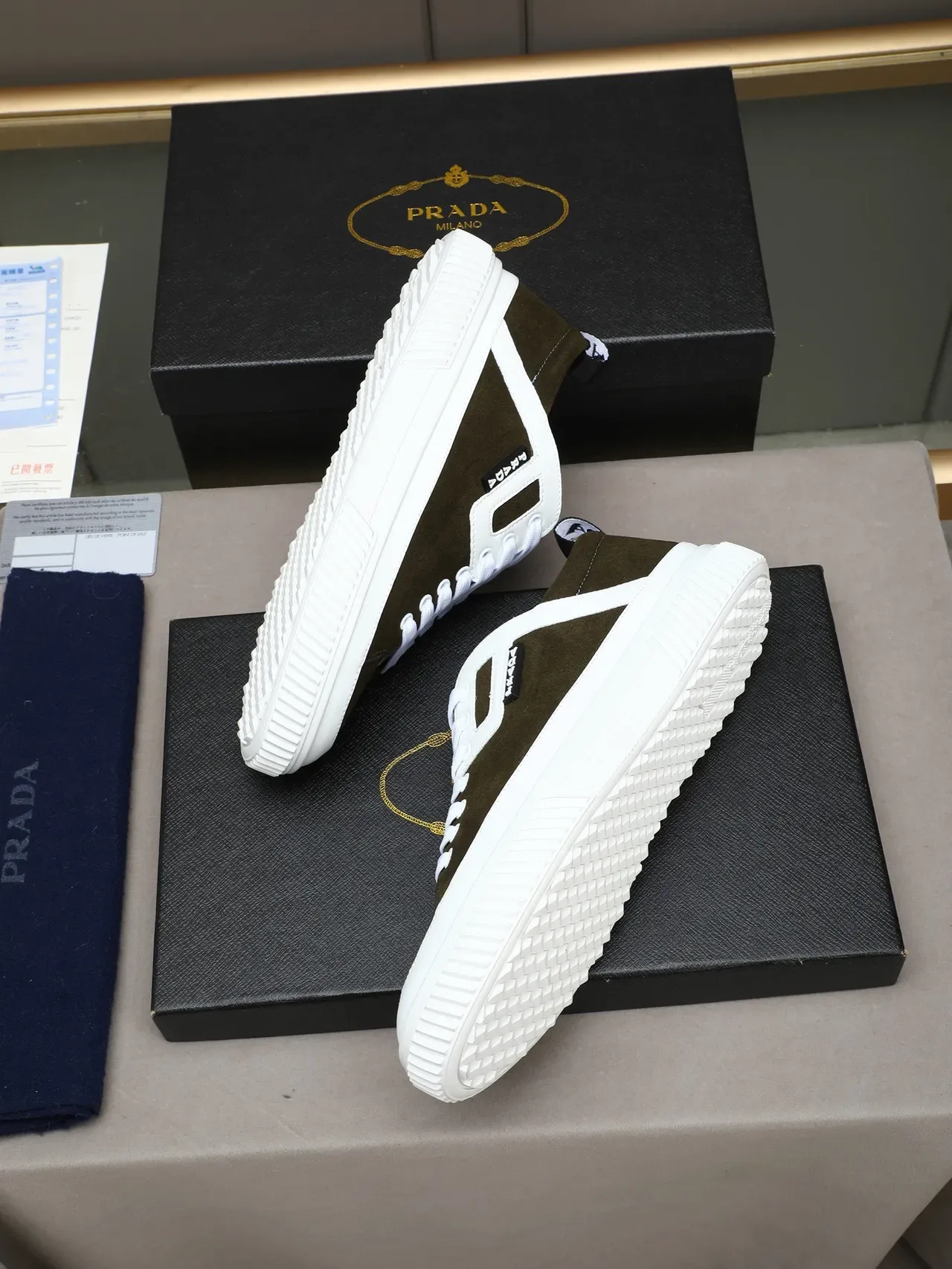 Prada Cloudbust ऑलिव ग्रीन सुड और सफेद लाइफस्टाइल स्नीकर 3