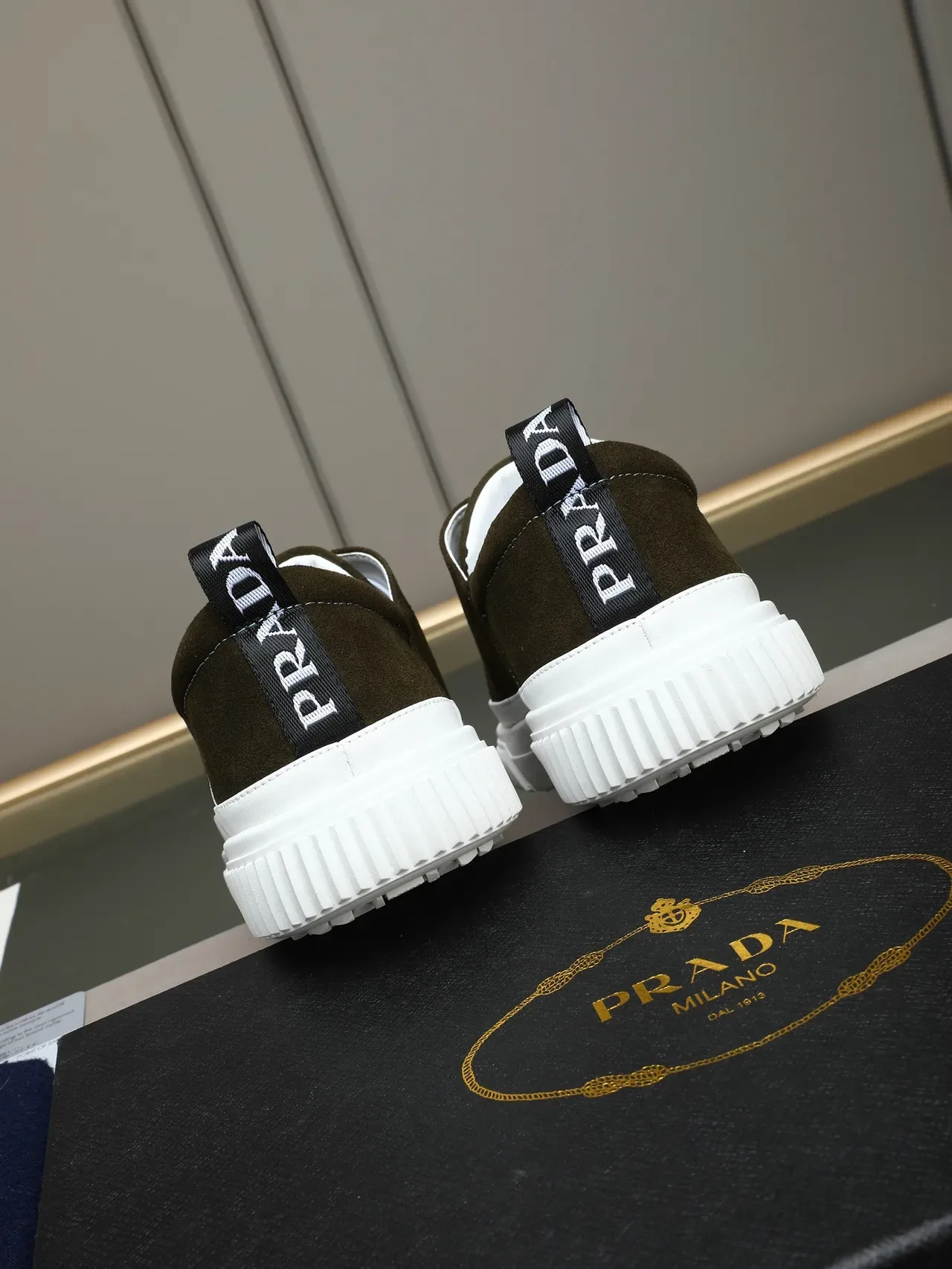 Prada Cloudbust ऑलिव ग्रीन सुड और सफेद लाइफस्टाइल स्नीकर 4