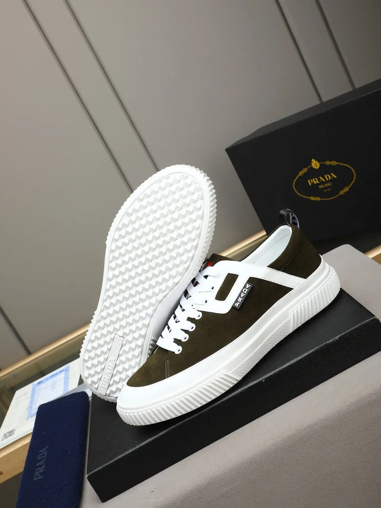 Prada Cloudbust ऑलिव ग्रीन सुड और सफेद लाइफस्टाइल स्नीकर 5