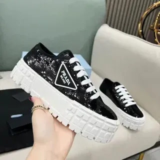 Prada Cloudbust चमकदार काला और सफेद जीवनशैली स्नीकर्स