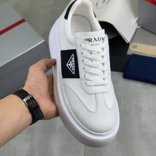 Prada Cloudbust सफेद और काला जीवनशैली स्नीकर