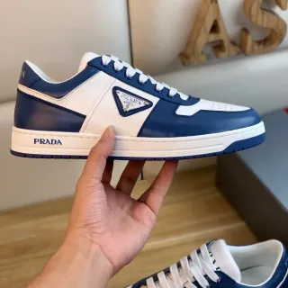 Prada Cloudbust सफेद और नेवी लाइफस्टाइल स्नीकर