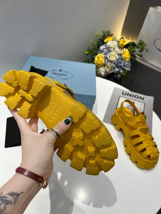 Prada Cloudbust पीला चांदी मोटा प्लेटफॉर्म पट्टी ग्लाडिएटर सैंडल 5