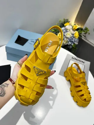 Prada Cloudbust पीला चांदी मोटा प्लेटफॉर्म पट्टी ग्लाडिएटर सैंडल 6