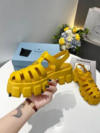 Prada Cloudbust पीला चांदी मोटा प्लेटफॉर्म पट्टी ग्लाडिएटर सैंडल 7