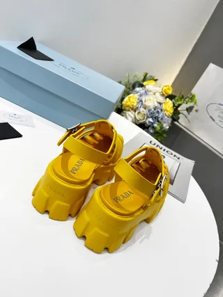 Prada Cloudbust पीला चांदी मोटा प्लेटफॉर्म पट्टी ग्लाडिएटर सैंडल 9