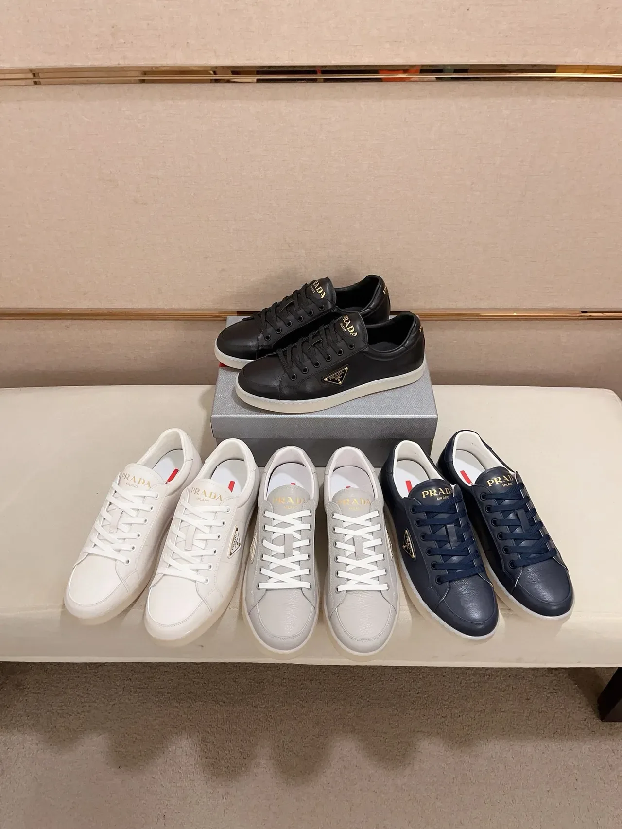 Prada Lifestyle Sneaker Navy White Cuir Tige Semelle Contraste Lifestyle Sneakers 2