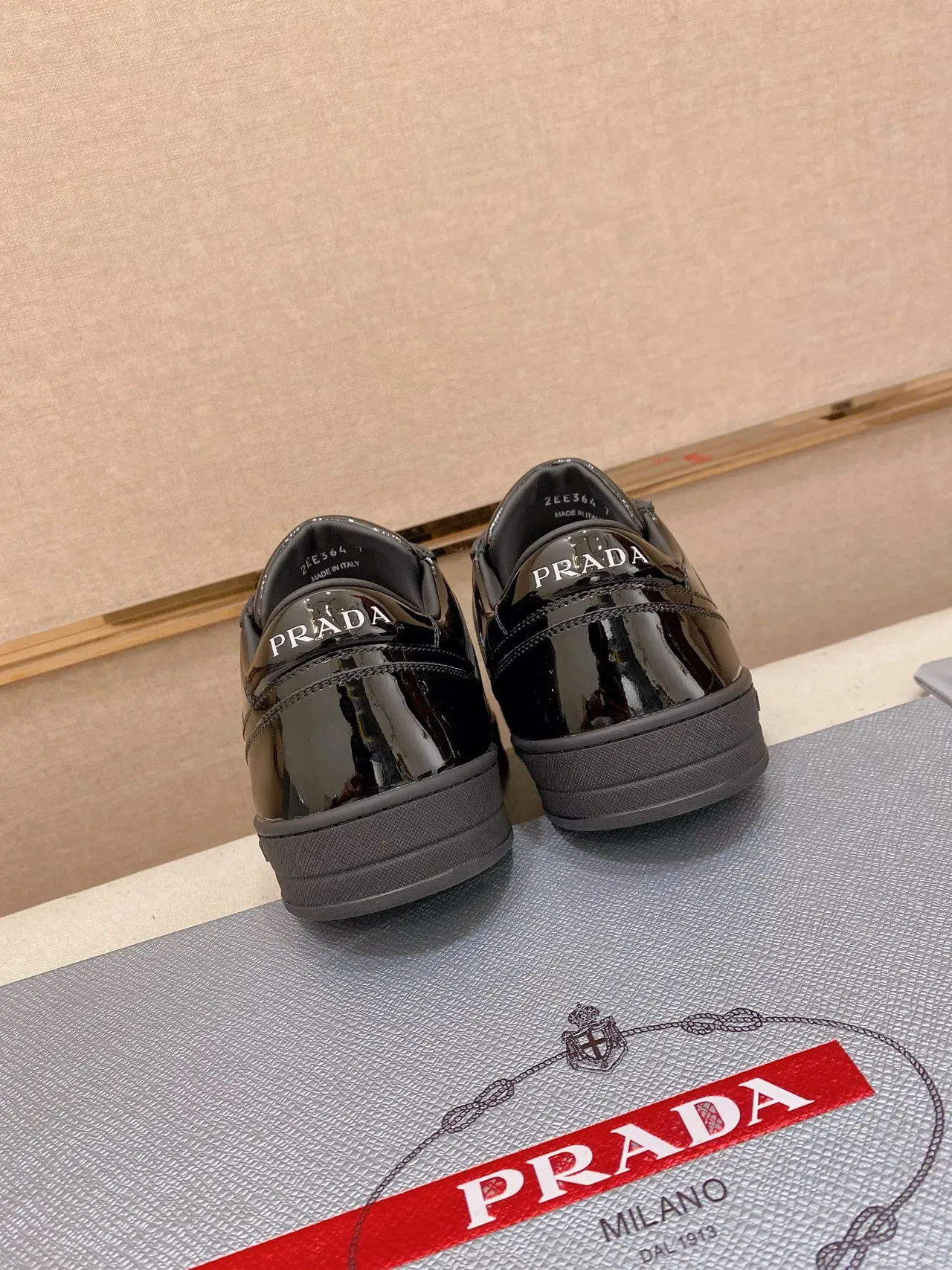Prada Re-Edition 2005 黑色漆皮休闲运动鞋 4