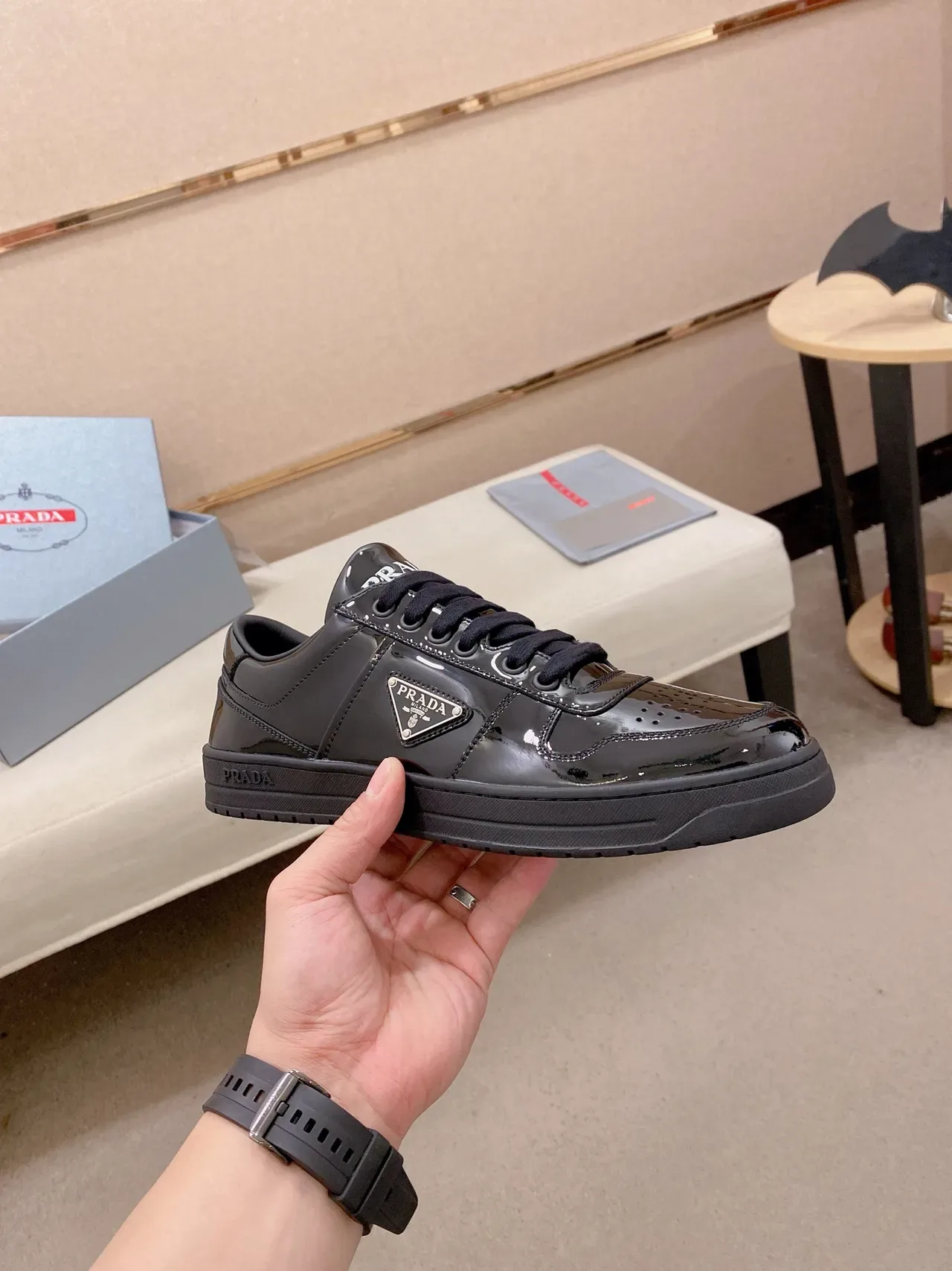 Prada Re-Edition 2005 黑色漆皮休闲运动鞋 5