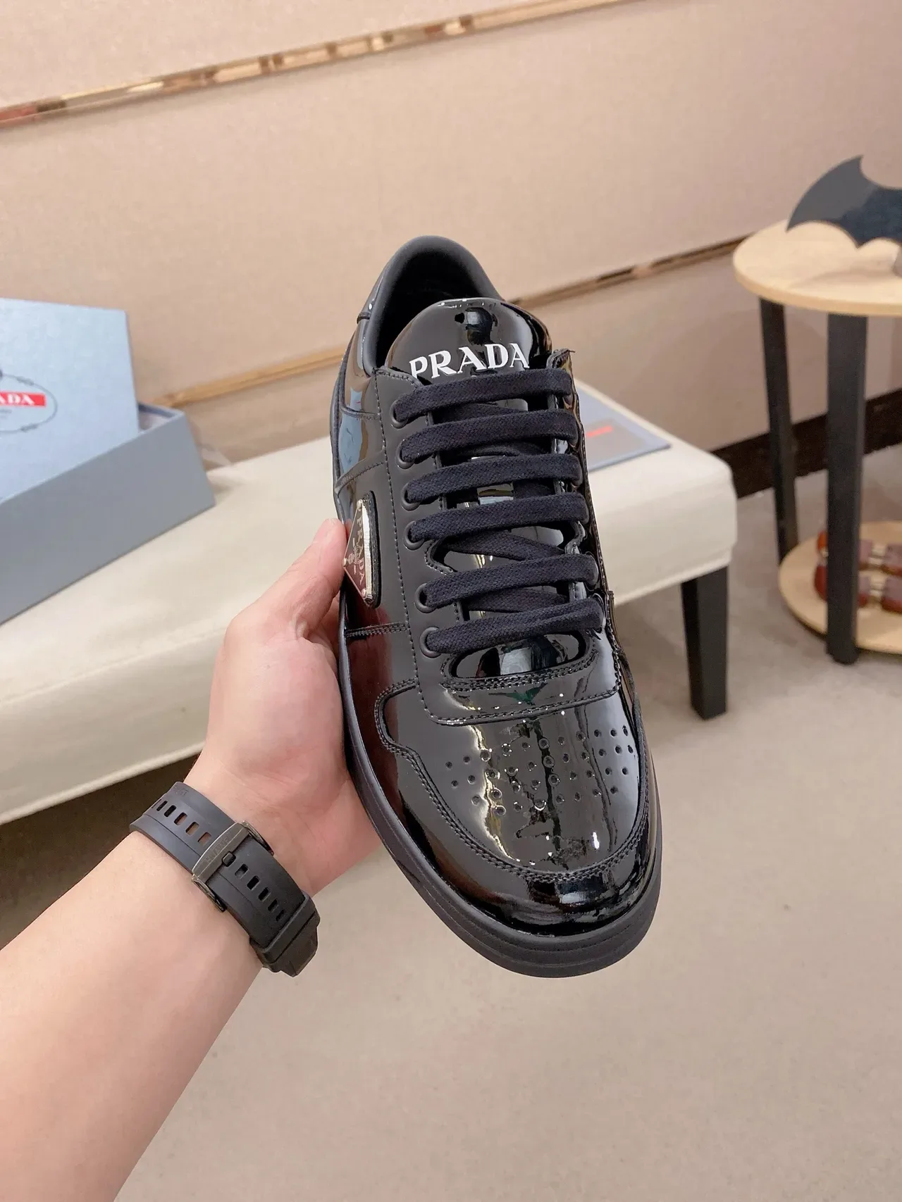 Prada Re-Edition 2005 黑色漆皮休闲运动鞋 6