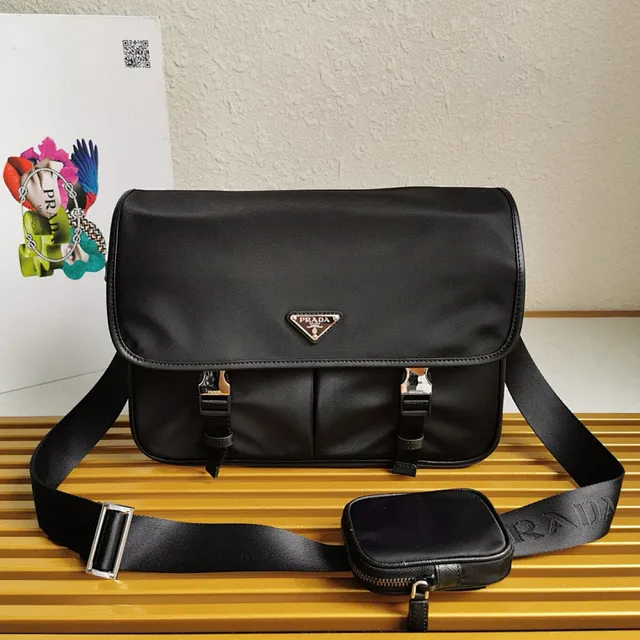 Prada Re-Nylon Sac Messenger en Tissu Noir Mat avec Plaque Logo Métallique Triangulaire 2