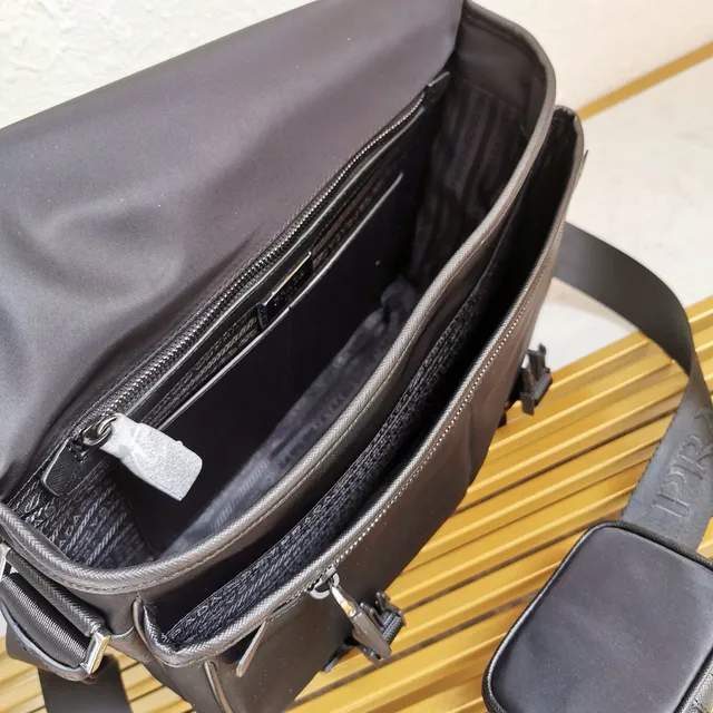 Prada Re-Nylon Sac Messenger en Tissu Noir Mat avec Plaque Logo Métallique Triangulaire 3