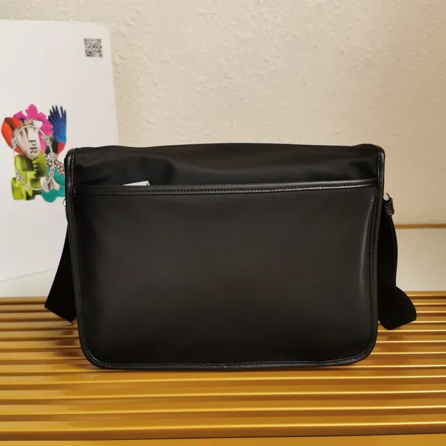 Prada Re-Nylon Sac Messenger en Tissu Noir Mat avec Plaque Logo Métallique Triangulaire 4