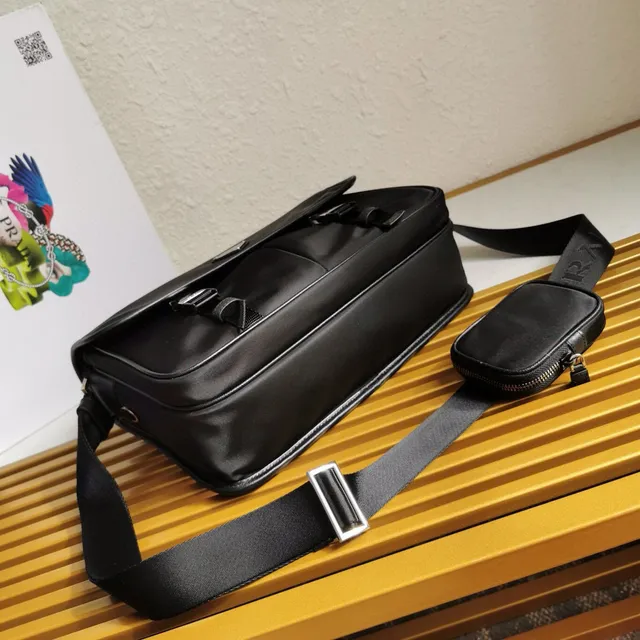 Prada Re-Nylon Sac Messenger en Tissu Noir Mat avec Plaque Logo Métallique Triangulaire 5