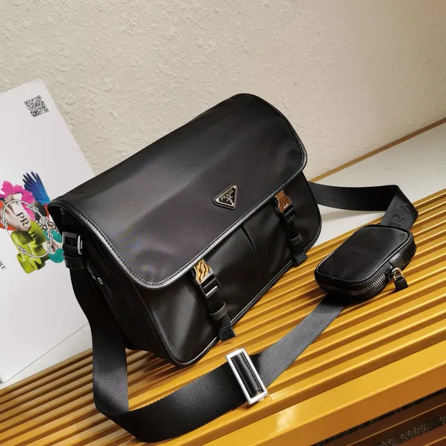 Prada Re-Nylon Sac Messenger en Tissu Noir Mat avec Plaque Logo Métallique Triangulaire 6