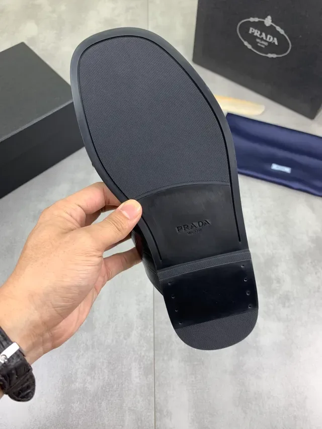 Prada Slide काला भूरा क्रोकोडाइल एम्बॉस्ड लेदर क्रॉस्ड डबल स्ट्रैप सैंडल 2