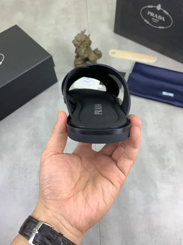 Prada Slide काला भूरा क्रोकोडाइल एम्बॉस्ड लेदर क्रॉस्ड डबल स्ट्रैप सैंडल 3