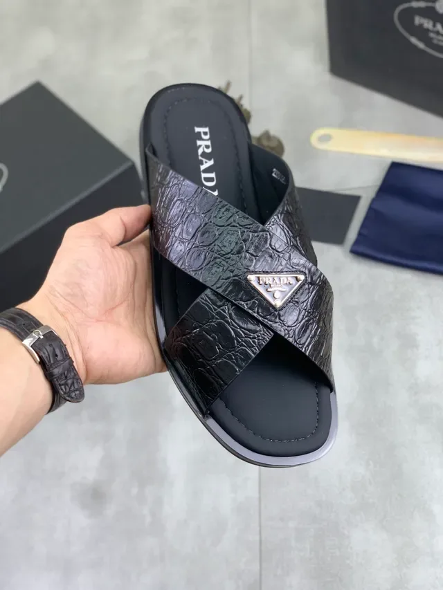 Prada Slide काला भूरा क्रोकोडाइल एम्बॉस्ड लेदर क्रॉस्ड डबल स्ट्रैप सैंडल 7