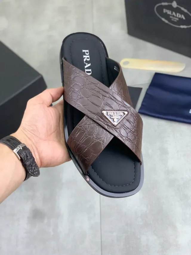 Prada Slide काला भूरा क्रोकोडाइल एम्बॉस्ड लेदर क्रॉस्ड डबल स्ट्रैप सैंडल 8