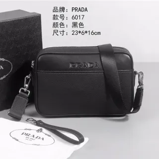 Bolsa Prada estruturada de couro preto com textura pebble crossbody