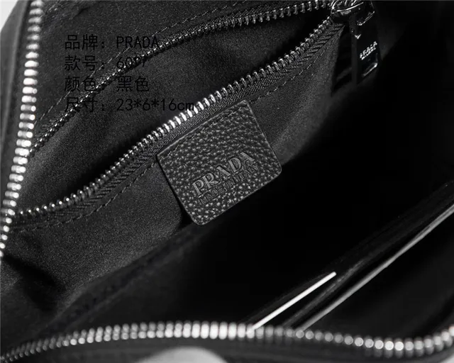 Bolso Prada estructurado de cuero negro con textura de guijarro al hombro 2