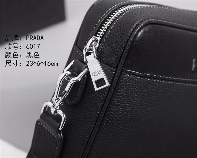 Bolso Prada estructurado de cuero negro con textura de guijarro al hombro 4