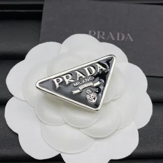 Prada त्रिकोण लॉगो ब्रोच काला चांदी त्रिकोणीय एमेल धातु ब्रोच