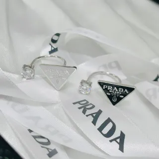 Prada حلقات شعار مثلث بالمينا والكريستال باند مفتوح