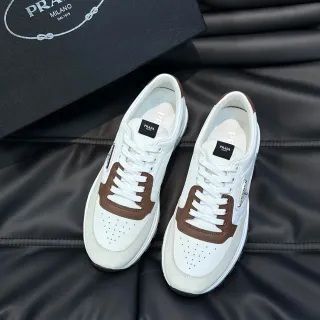 Prada tênis lifestyle branco e marrom de dois tons com bico perfurado