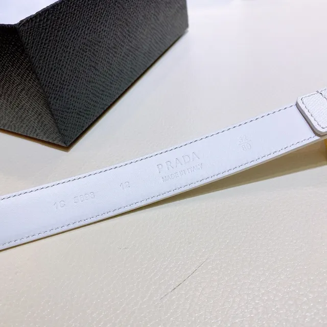 Prada Cinturón de Cuero Saffiano con Hebilla Rectangular Blanco y Oro 4