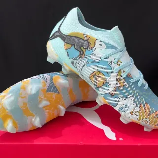 Puma नीला पीला लो-कट सॉक-फिट अपर फर्म-ग्राउंड फुटबॉल जूते