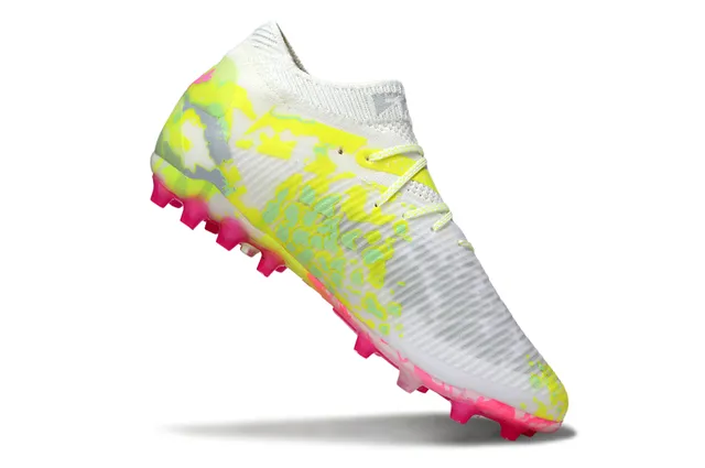 Puma Zapatos de fútbol blancos y rosados de bajo corte con cuello de punto y cordones asimétricos cubiertos para terreno firme 2