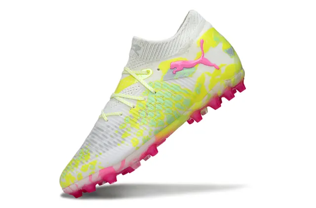 Puma Zapatos de fútbol blancos y rosados de bajo corte con cuello de punto y cordones asimétricos cubiertos para terreno firme 3
