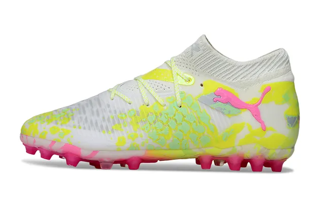 Puma Zapatos de fútbol blancos y rosados de bajo corte con cuello de punto y cordones asimétricos cubiertos para terreno firme 7