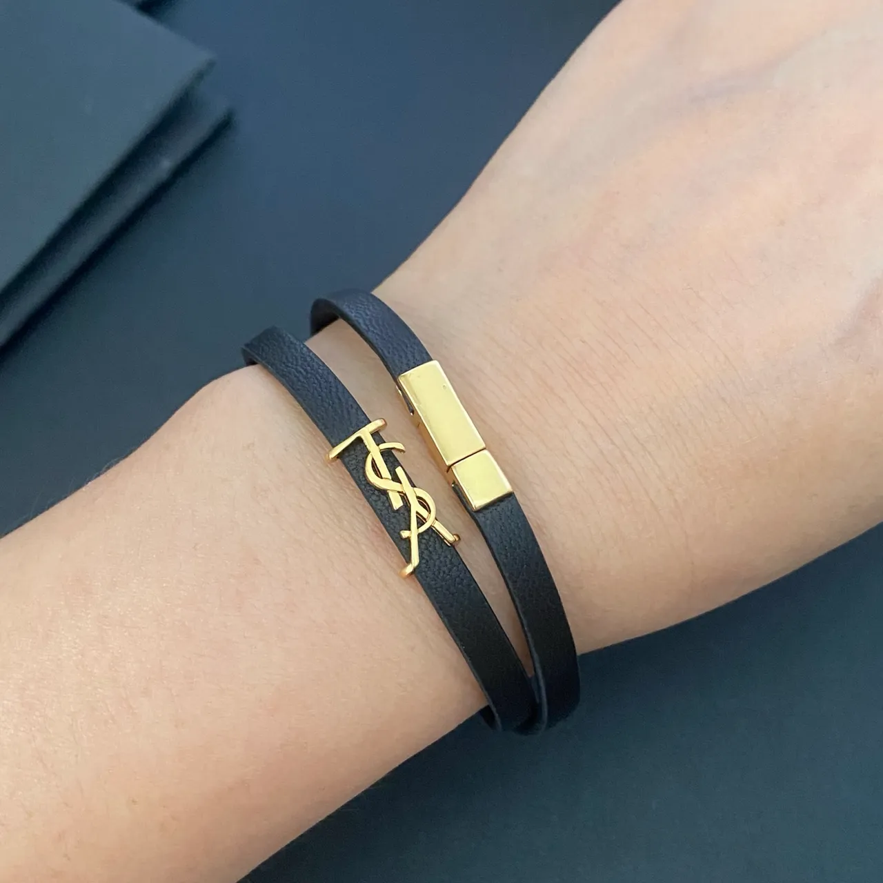 Saint Laurent Black Gold डबल-रैप पतली चमड़ा ब्रेसलेट 4