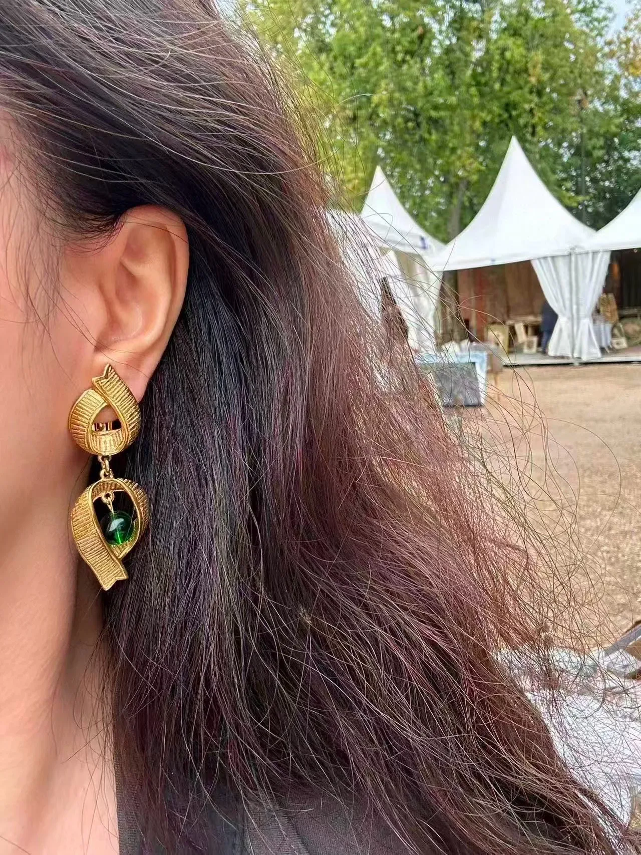 सेंट लॉरेंट सोने के हरे रंग की बनावट फिनिश असममित रिबन जैसी फ्रेम ईयररिंग्स 2
