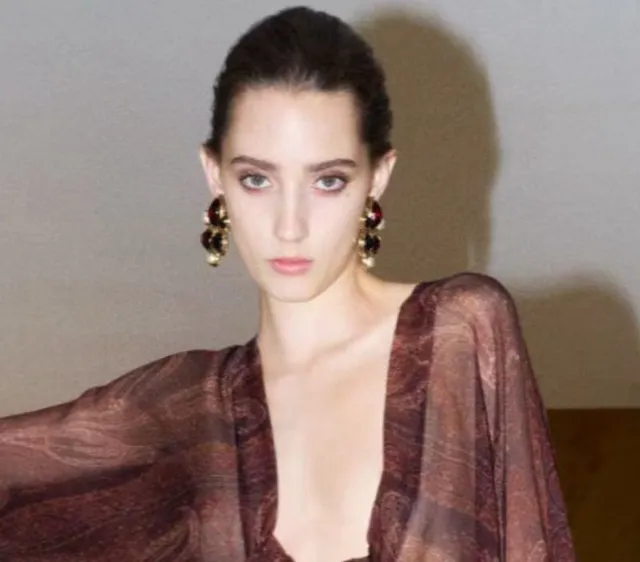 Saint Laurent أقراط معدن ذهبي أحمر متعدد الأحجار عناقيد 2