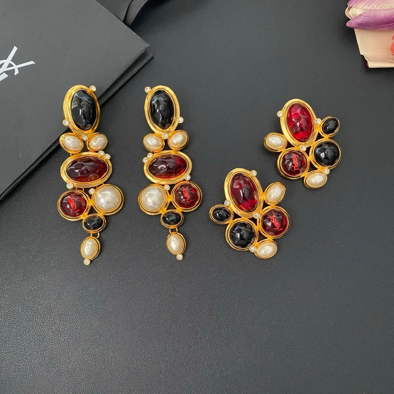 Saint Laurent أقراط معدن ذهبي أحمر متعدد الأحجار عناقيد 5