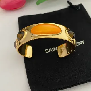 सेंट लॉरेंट गोल्ड टोन ट्रिपल कैबोचॉन नारंगी और ब्राउन ब्रेसलेट