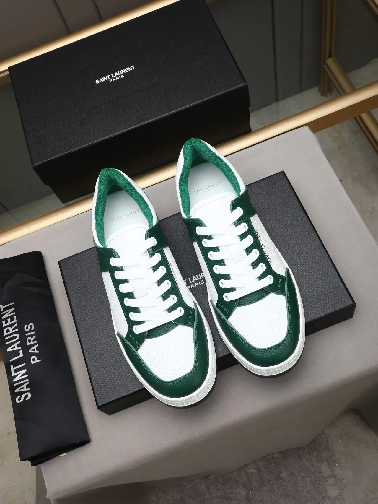 Saint Laurent Loulou أحذية رياضية lifestyle أبيض وأخضر بتصميم لوحات جلد مقشف 2
