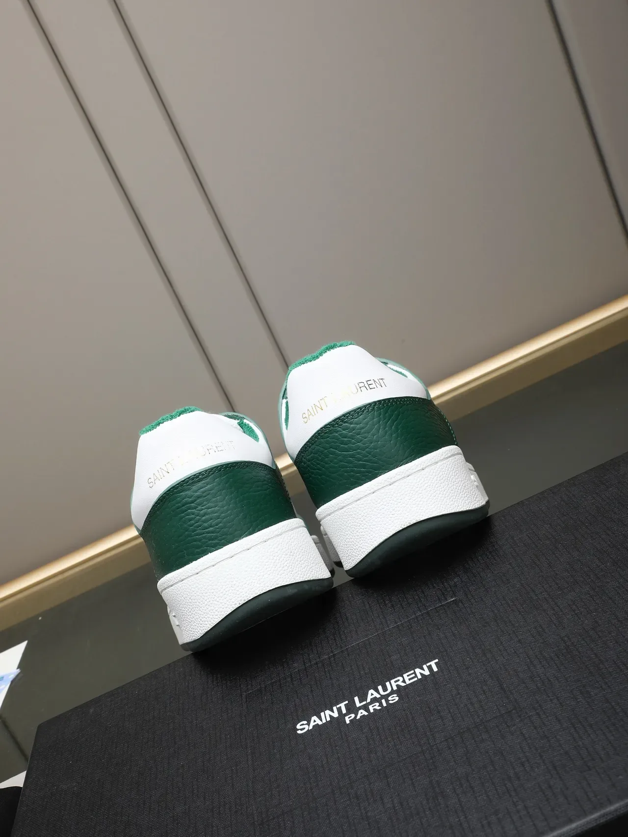 Saint Laurent Loulou أحذية رياضية lifestyle أبيض وأخضر بتصميم لوحات جلد مقشف 3