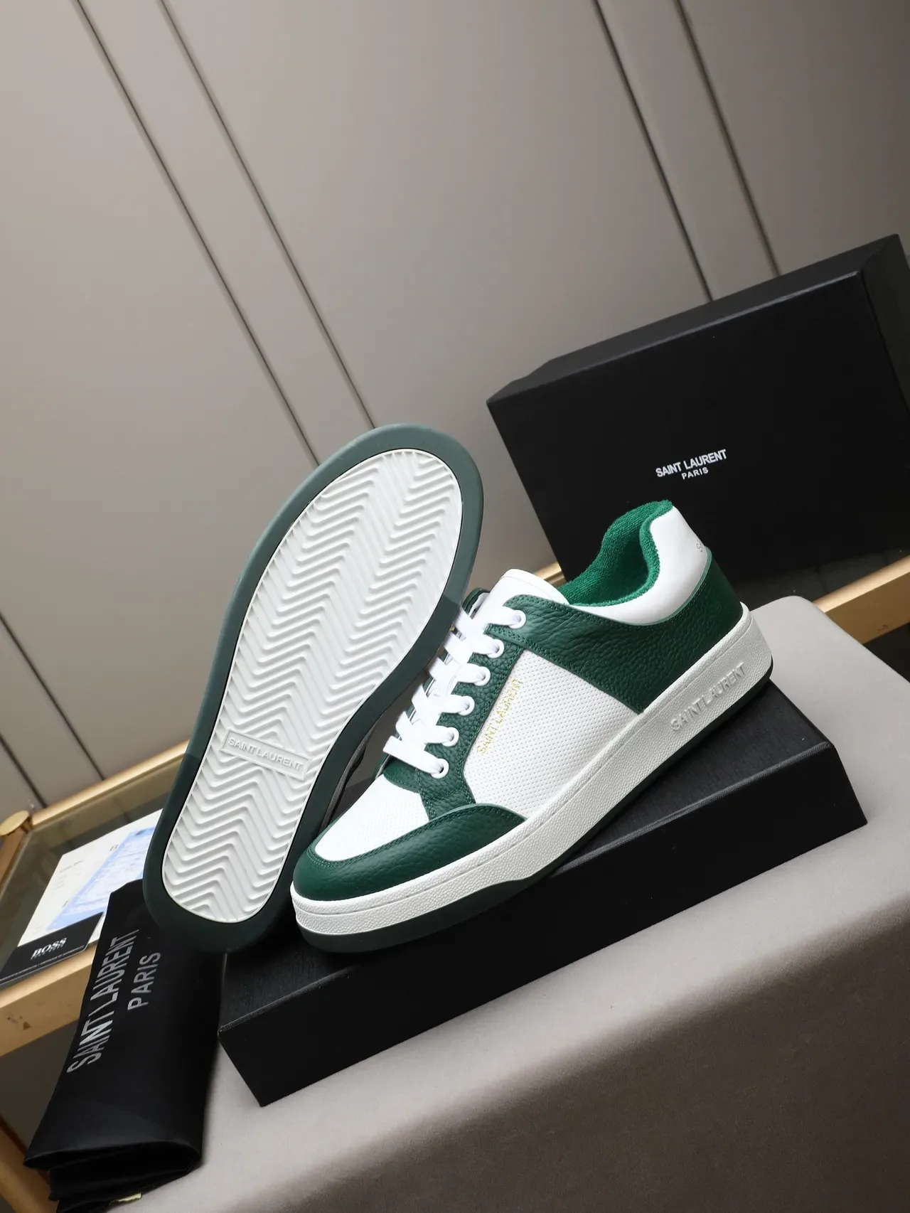 Saint Laurent Loulou أحذية رياضية lifestyle أبيض وأخضر بتصميم لوحات جلد مقشف 4