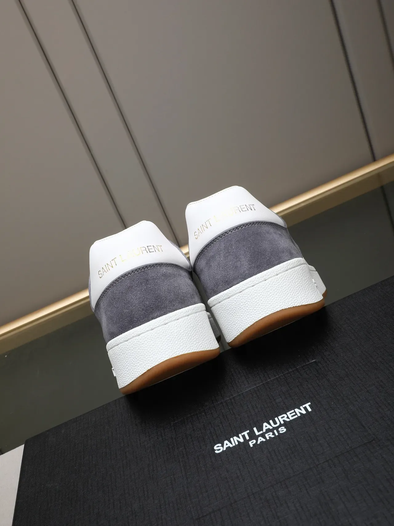 Saint Laurent লো-টপ সুয়েড এবং লেদার স্নিকার 4