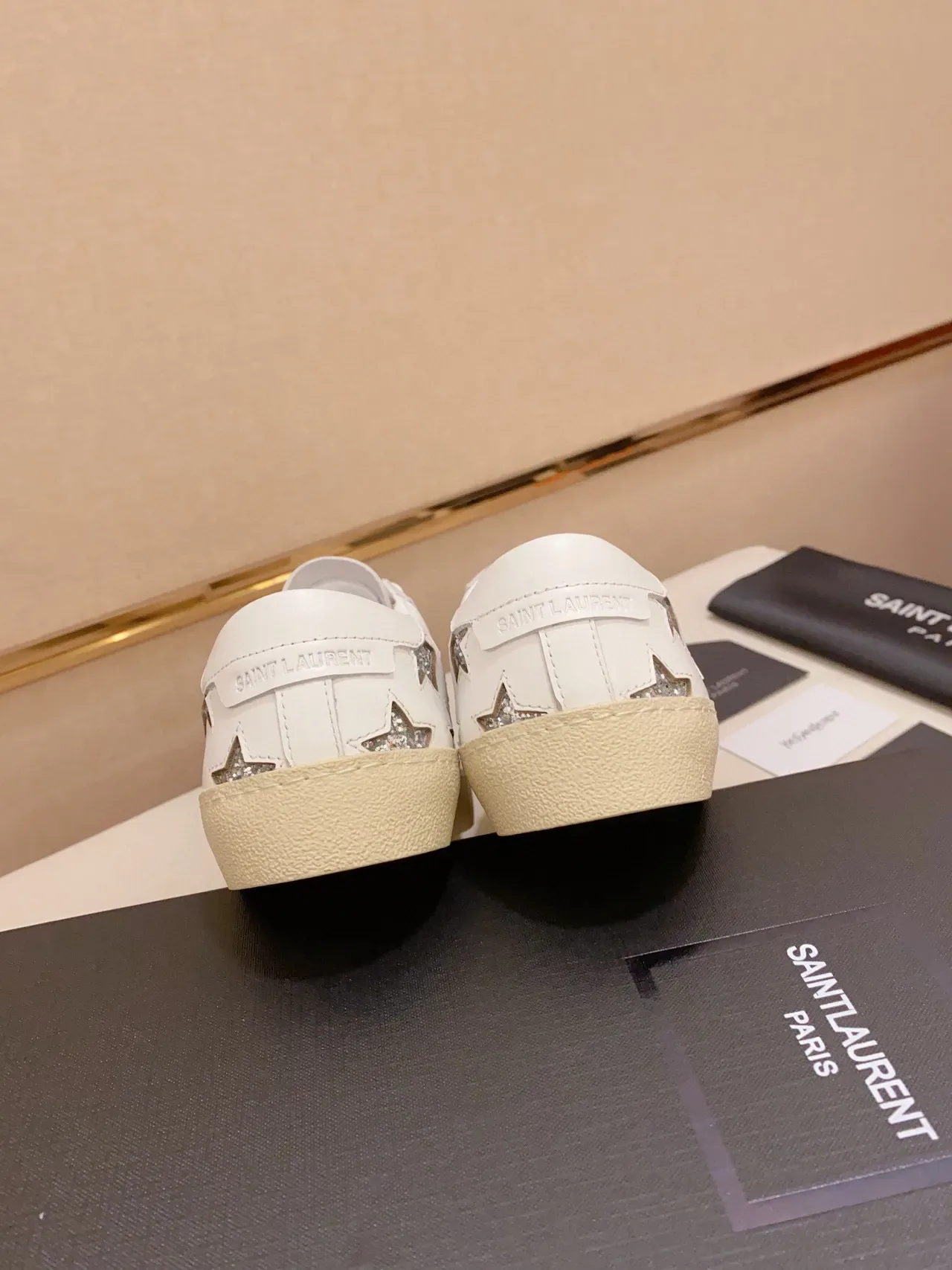Saint Laurent সাদা রূপালি চামড়ার ঝিলমিল তারকা সজ্জা জীবনশৈলী স্নিকার 4