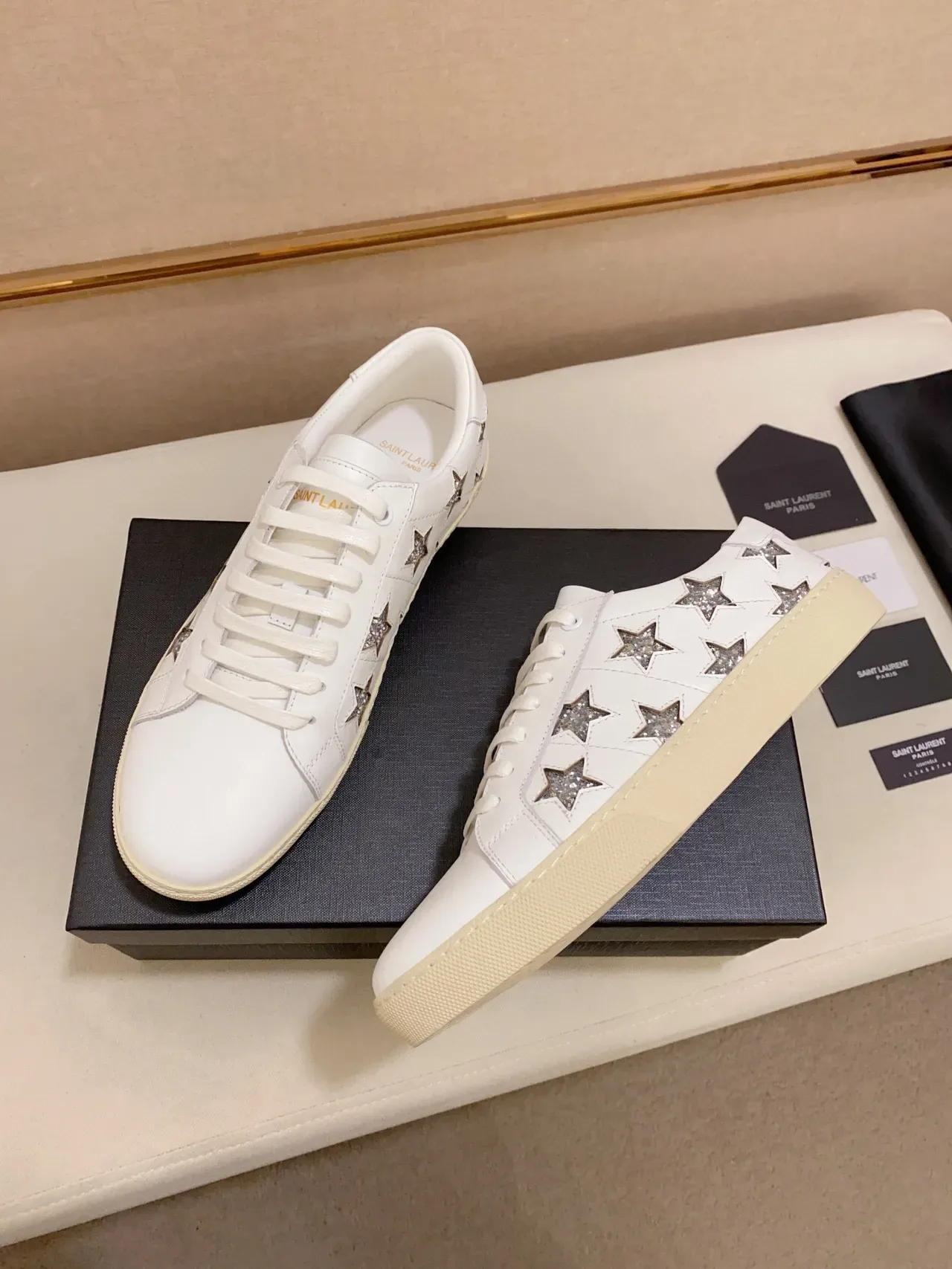 Saint Laurent সাদা রূপালি চামড়ার ঝিলমিল তারকা সজ্জা জীবনশৈলী স্নিকার 5