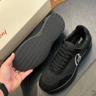 Ferragamo حذاء رياضي أسود شبيكي ومخمل مع شعار