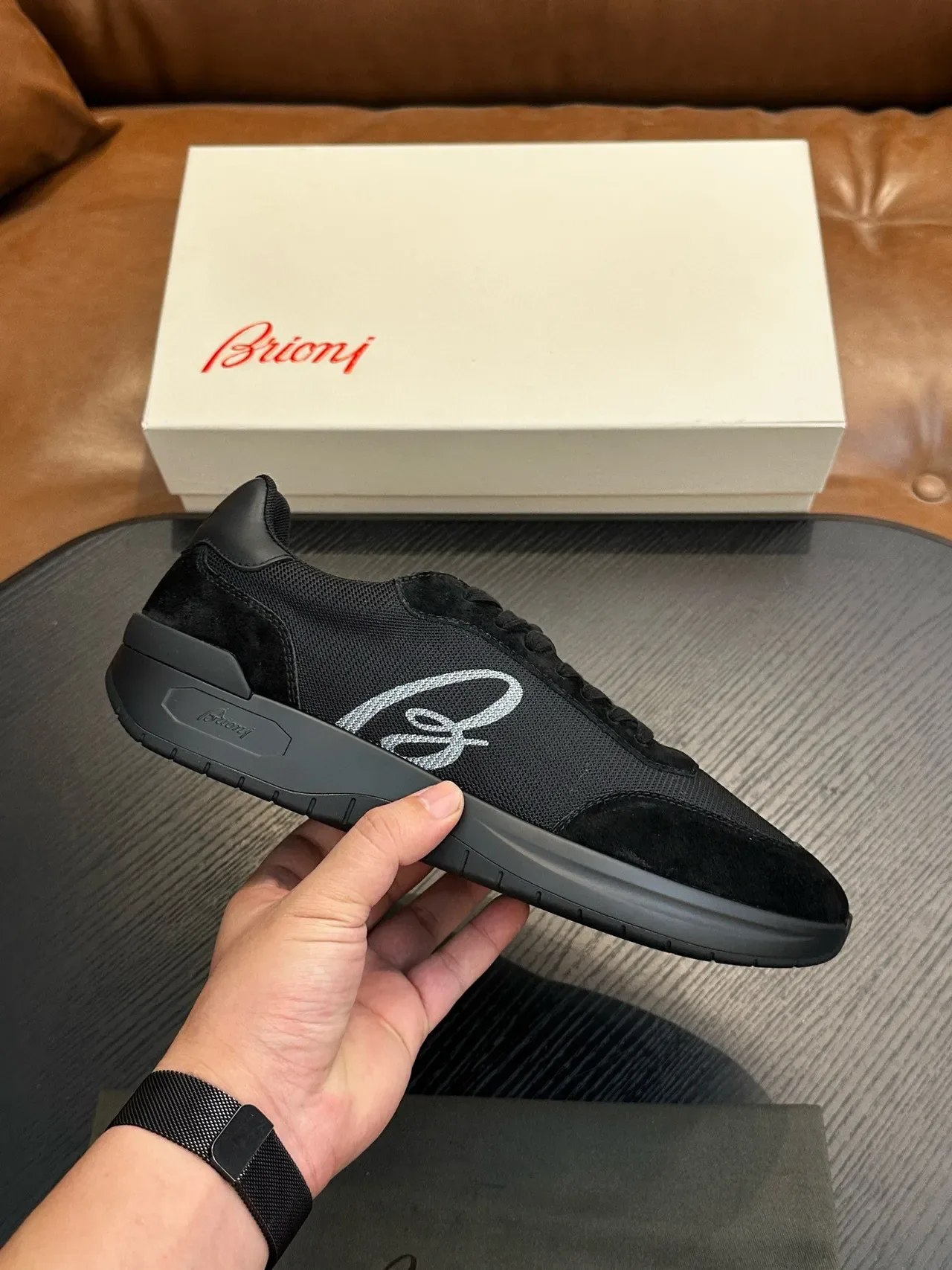 Ferragamo Zapatilla negra de malla y ante con logo 2